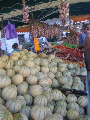 Cavillion melons at the Apt market